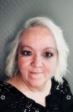 A person with white hairDescription automatically generated with low confidence